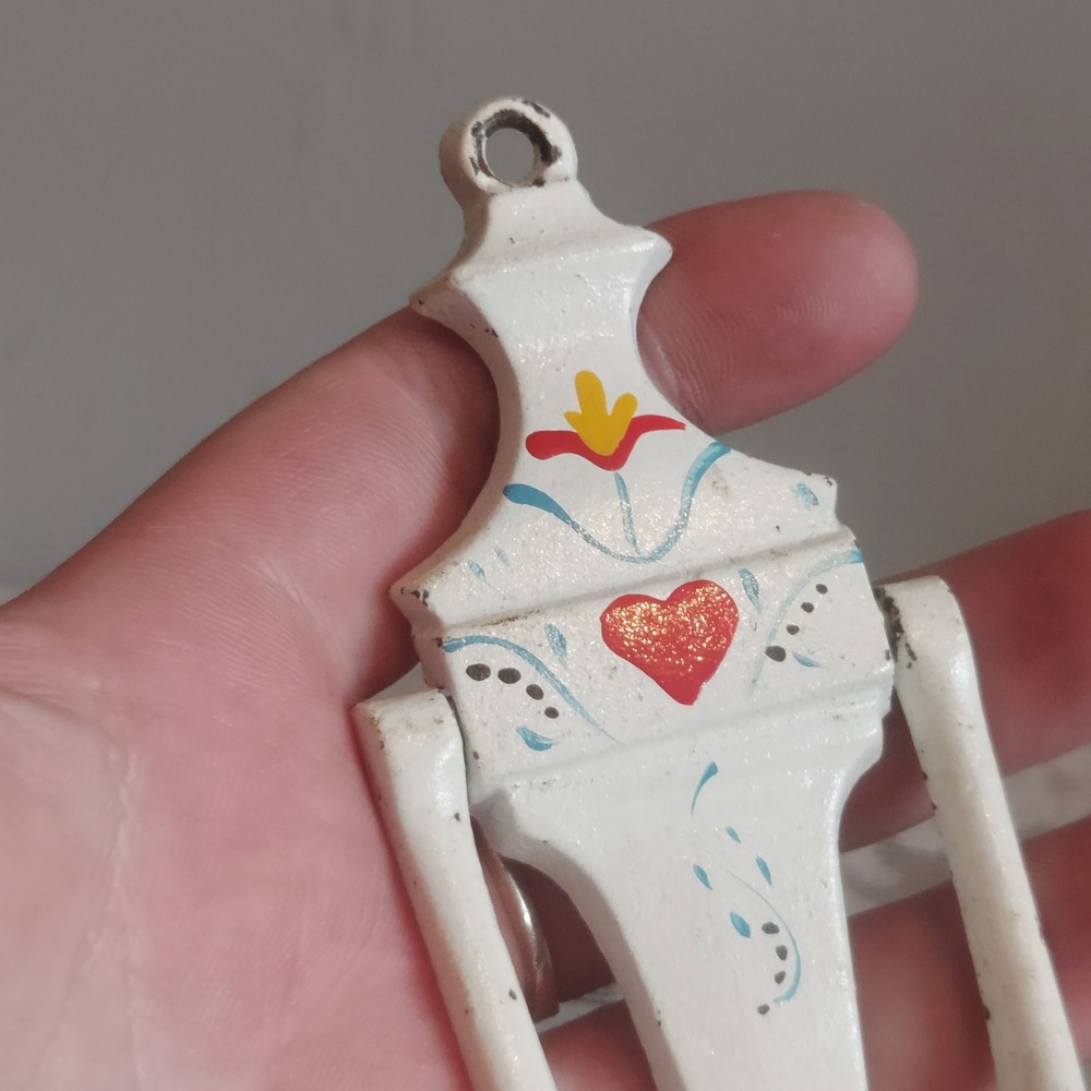 Vintage Cast Iron Door Knocker Hand Painted Folk Art Heart Floral White 5 Inch - Picture 4 of 5